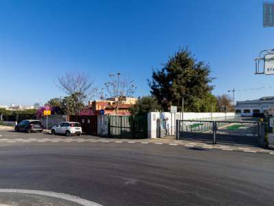 ...nascosto alla fine di viale Pasteur, accanto all�ingresso della stazione di �Bari Scalo� delle Ferrovie Appulo Lucane